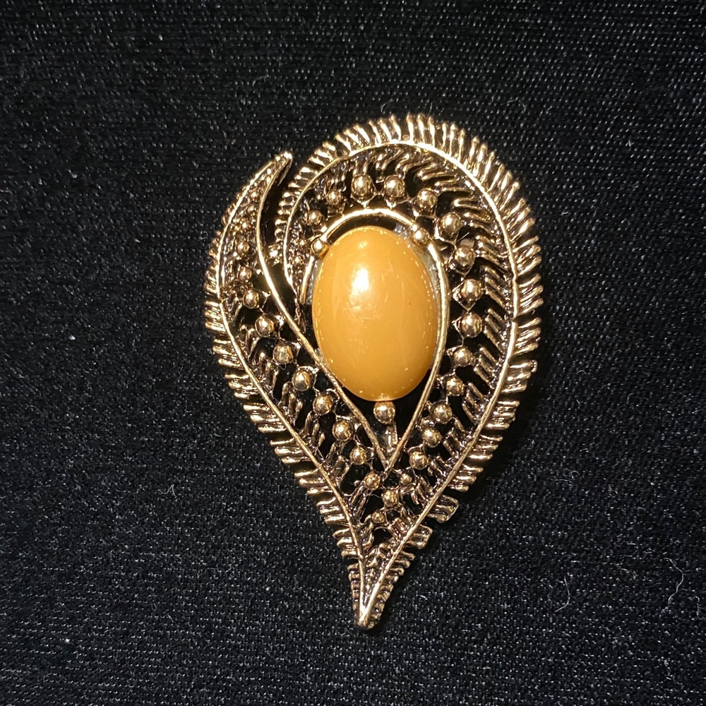 Elegant vintage Gold and Yellow leaf Brooch
